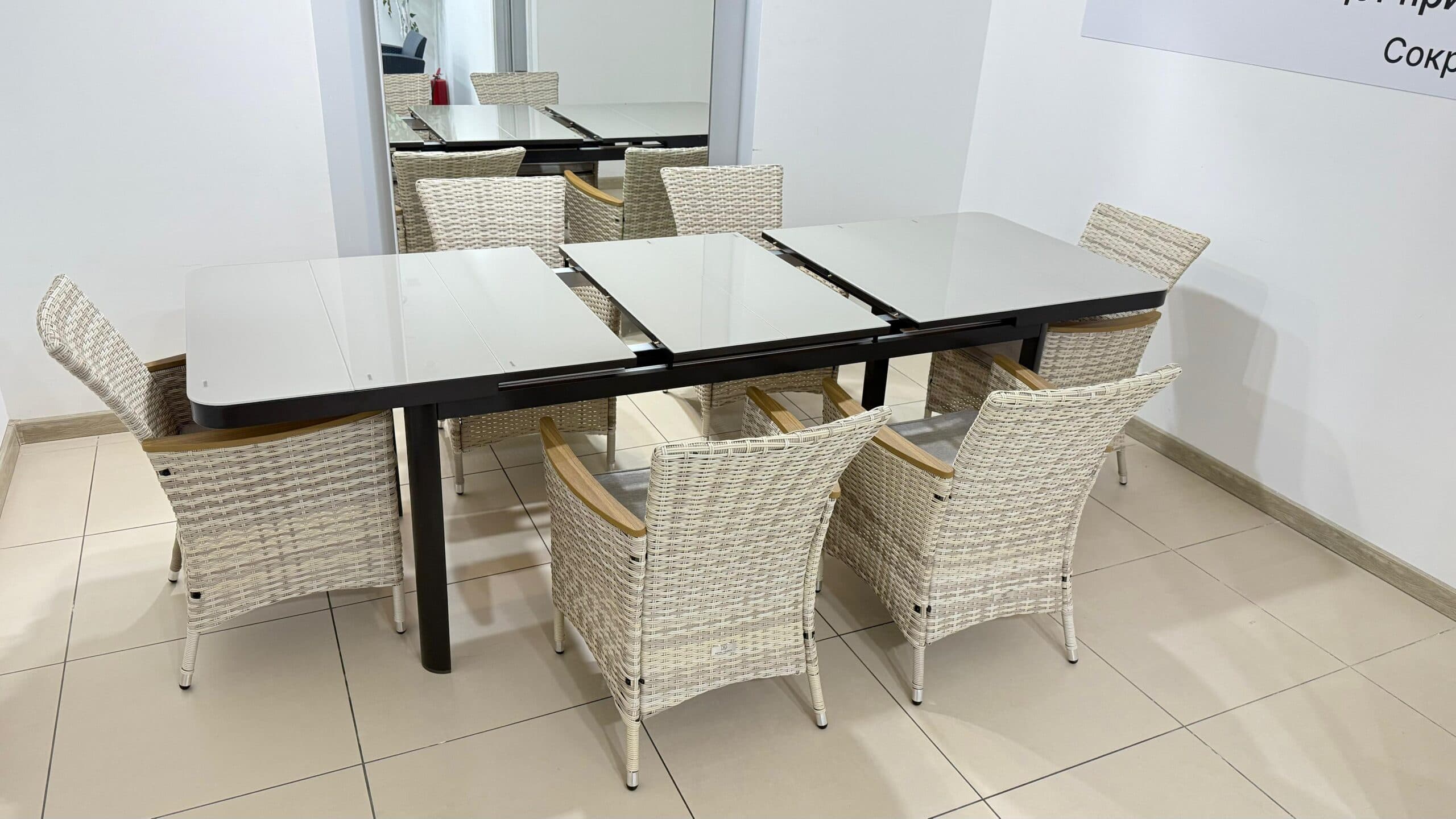 Klara + Aros обеденный комплект бежевого цвета