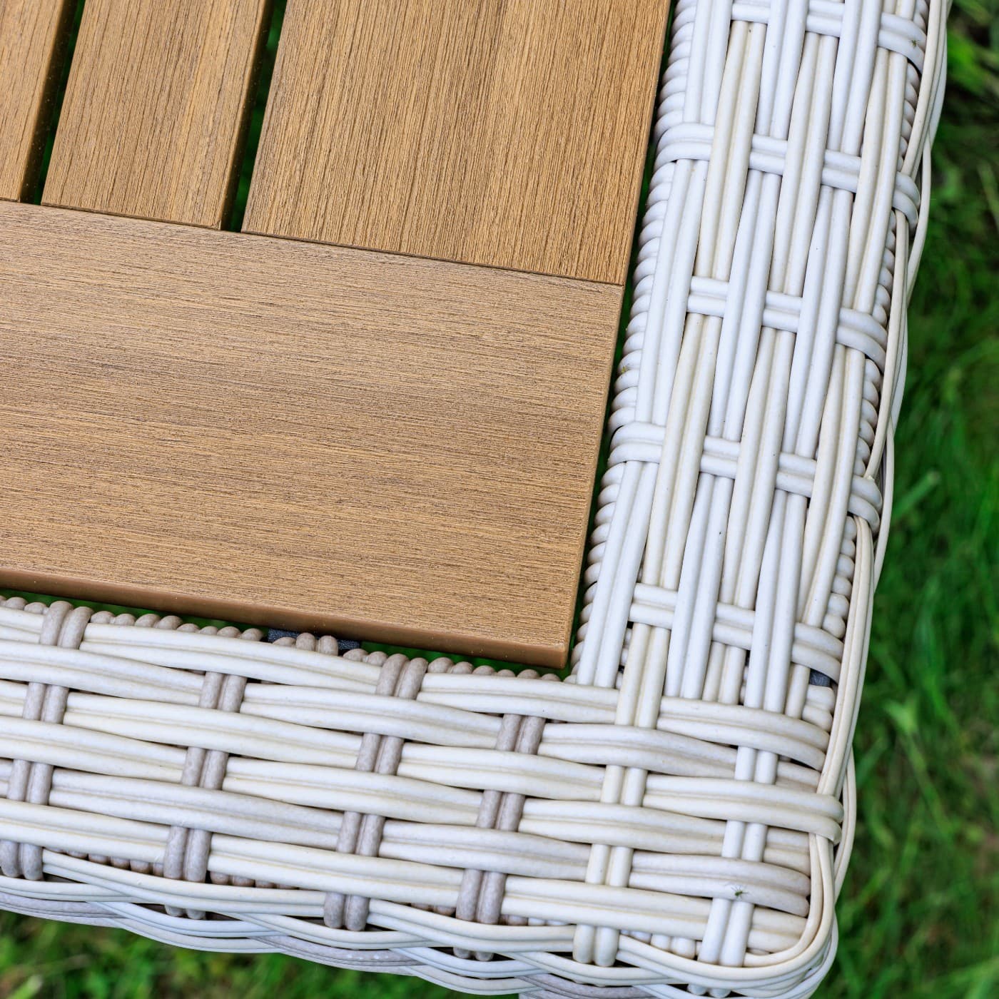 Обеденный стол Aros в бежевом цвете 90 см