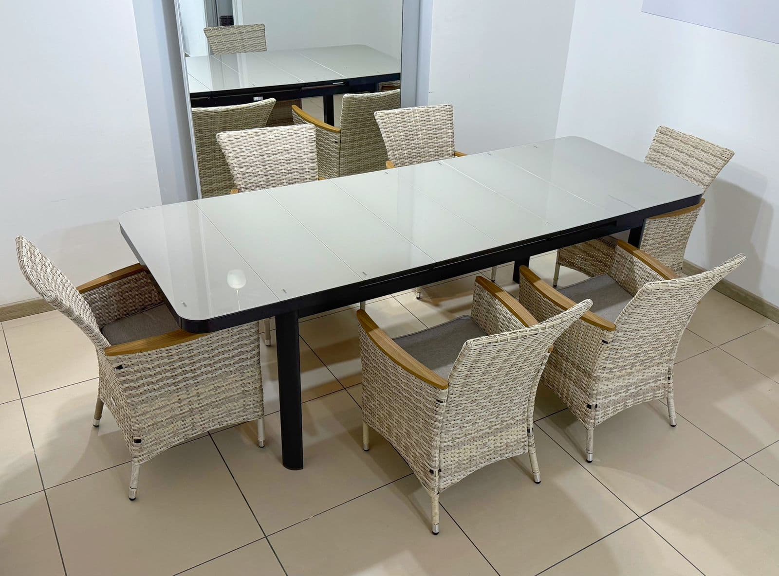 Klara + Aros обеденный комплект бежевого цвета